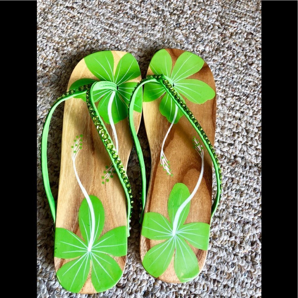 Cute wooden flip flaps by Zodax size 8/9